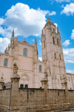 Segovia, Espaa. 28 Nisan 2022: Mavi gökyüzü ile Segovia Katedrali.