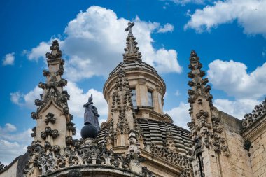 Segovia, Espaa. 28 Nisan 2022: Mavi gökyüzü ile Segovia Katedrali.