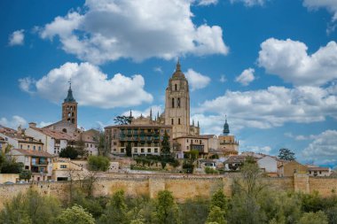 Segovia, Espaa. 28 Nisan 2022: Mavi gökyüzü ile Segovia Katedrali.