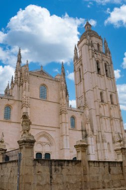 Segovia, Espaa. 28 Nisan 2022: Mavi gökyüzü ile Segovia Katedrali.