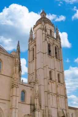 Segovia, Espaa. 28 Nisan 2022: Mavi gökyüzü ile Segovia Katedrali.