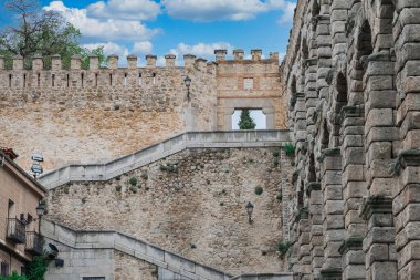 Segovia, Espaa. 28 Nisan 2022: Mavi gökyüzü ile segovia duvarlarının manzarası.