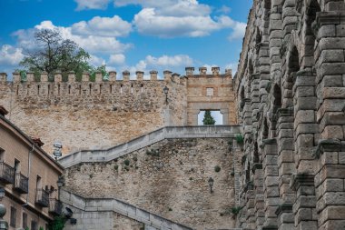 Segovia, Espaa. 28 Nisan 2022: Mavi gökyüzü ile segovia duvarlarının manzarası.