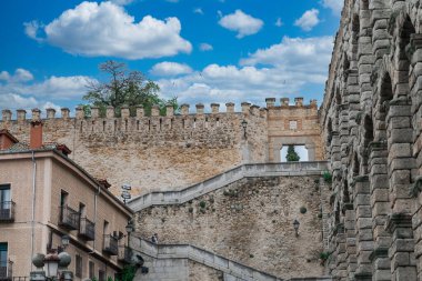 Segovia, Espaa. 28 Nisan 2022: Mavi gökyüzü ile segovia duvarlarının manzarası.