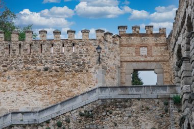 Segovia, Espaa. 28 Nisan 2022: Mavi gökyüzü ile segovia duvarlarının manzarası.