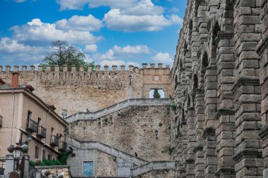 Segovia, Espaa. 28 Nisan 2022: Mavi gökyüzü ile segovia duvarlarının manzarası.