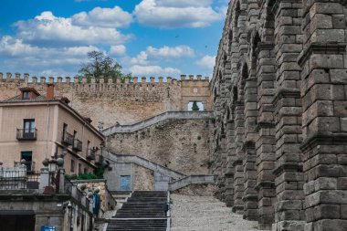 Segovia, Espaa. 28 Nisan 2022: Mavi gökyüzü ile segovia duvarlarının manzarası.