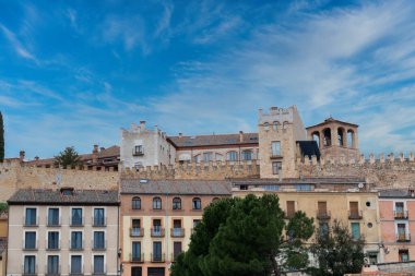 Segovia, Espaa. 28 Nisan 2022: Mavi gökyüzü ile segovia duvarlarının manzarası.