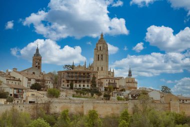 Segovia, Espaa. 28 Nisan 2022 Segovia Duvarları ve Katedrali.