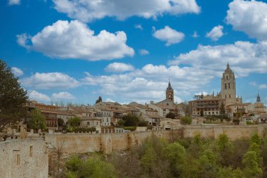 Segovia, Espaa. 28 Nisan 2022 Segovia Duvarları ve Katedrali.