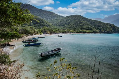 Tayrona Ulusal Parkı 'ndaki deniz manzaralı manzara. Santa Marta, Magdalena, Kolombiya.