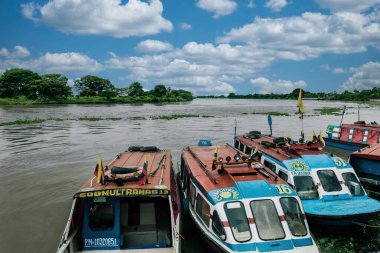 Santa Cruz de Mompox kasabası yakınlarındaki Magdalena Nehri 'nin dinamikleri. Kolombiya. 