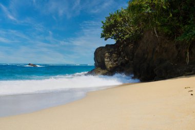 Tayrona Ulusal Parkı 'nın mavi gökyüzü manzaralı plajları. Santa Marta Kolombiya.