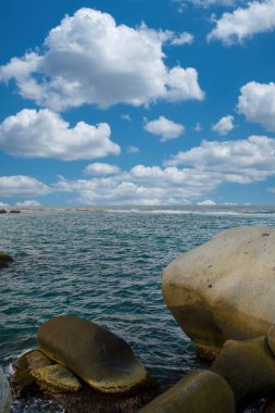 Tayrona Ulusal Parkı 'nın mavi gökyüzü manzaralı plajları. Santa Marta Kolombiya.