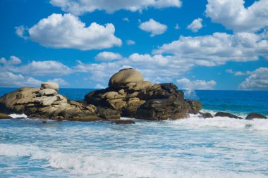 Tayrona Ulusal Parkı 'nın mavi gökyüzü manzaralı plajları. Santa Marta Kolombiya.