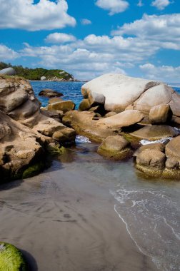 Tayrona Ulusal Parkı 'nın mavi gökyüzü manzaralı plajları. Santa Marta Kolombiya.