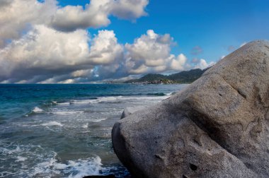 Tayrona Ulusal Parkı 'nın mavi gökyüzü manzaralı plajları. Santa Marta Kolombiya.