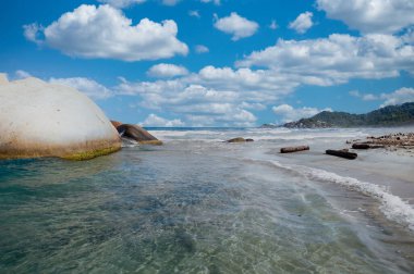 Tayrona Ulusal Parkı 'nın mavi gökyüzü manzaralı plajları. Santa Marta Kolombiya.