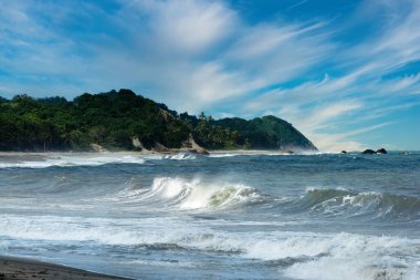 Tayrona Ulusal Parkı 'nın mavi gökyüzü manzaralı plajları. Santa Marta Kolombiya.