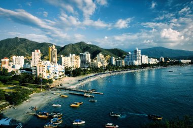 El Rodadero 'nun gökyüzü mavisi panoramik. Santa Marta, Magdalena, Kolombiya. 