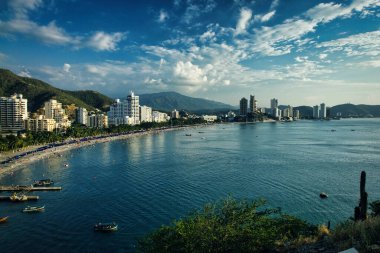 El Rodadero 'nun gökyüzü mavisi panoramik. Santa Marta, Magdalena, Kolombiya. 