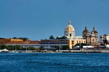 Cartagena, Bolivar, Kolombiya. Şubat 2020: Şehir kongre merkezi ve denizdeki tekne.