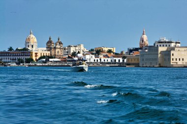 Cartagena, Bolivar, Kolombiya. Şubat 2020: Şehir kongre merkezi ve denizdeki tekne.