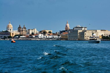 Cartagena, Bolivar, Kolombiya. Şubat 2020: Şehir kongre merkezi ve denizdeki tekne.