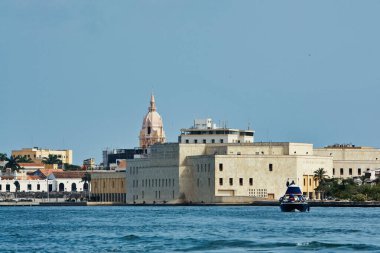 Cartagena, Bolivar, Kolombiya. Şubat 2020: Şehir kongre merkezi ve denizdeki tekne.