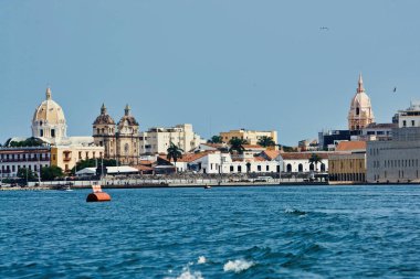 Cartagena, Bolivar, Kolombiya. Şubat 2020: Şehir kongre merkezi ve denizdeki tekne.