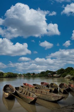 Montelibano, Cordoba, Kolombiya. 8 Eylül 2008: St. George Nehri kıyısında geleneksel kanolar