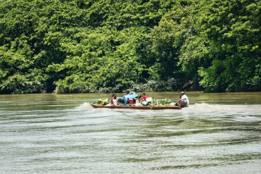 Montelibano, Cordoba, Kolombiya. 8 Eylül 2008: St. George Nehri 'nde bir teknede insanlar.