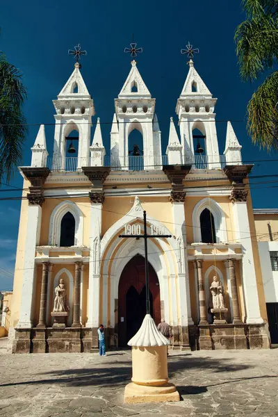 Tonal, Jalisco, Meksika. Aralık. 13 Ocak 2008. Mavi gökyüzü ile Kutsal Kalp 'in mabedi.