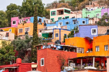 Guanajuato, Meksika. 24 Aralık 2008: Guanajuato, Meksika 'daki şehir evlerinde mimarlık ve cephe.