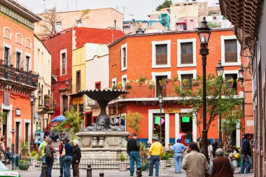 Guanajuato, Meksika. 24 Aralık 2008: Guanajuato, Meksika 'daki şehir evlerinde mimarlık ve cephe.