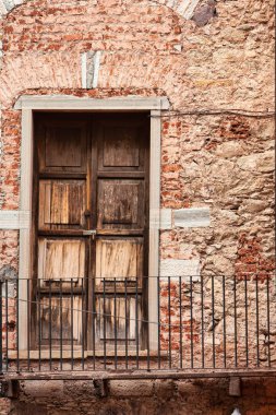 Guanajuato, Meksika. 24 Aralık 2008: Guanajuato, Meksika 'daki şehir evlerinde mimarlık ve cephe.