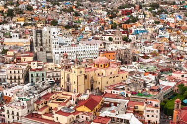 Renkli evleri olan Guanajuato panoramiği. Meksika.