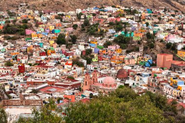 Renkli evleri olan Guanajuato panoramiği. Meksika.