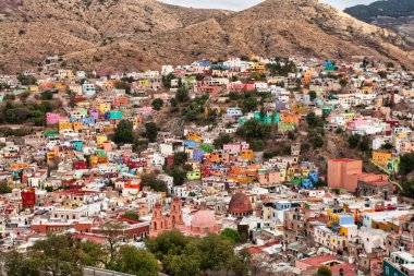 Renkli evleri olan Guanajuato panoramiği. Meksika.