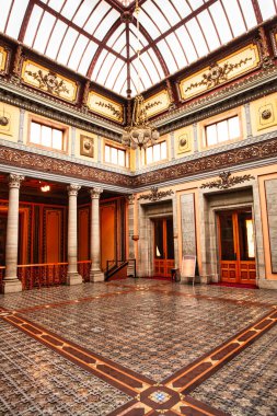 Guanajuato, Meksika. 24 Aralık 2008: Guanajuato, Meksika 'daki şehir evlerinde mimarlık ve cephe.