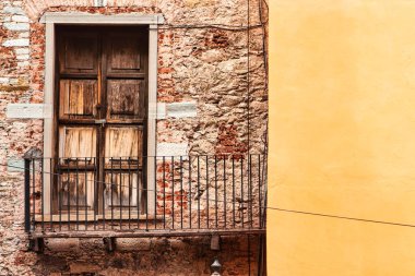 Guanajuato, Meksika. 24 Aralık 2008: Guanajuato, Meksika 'daki şehir evlerinde mimarlık ve cephe.