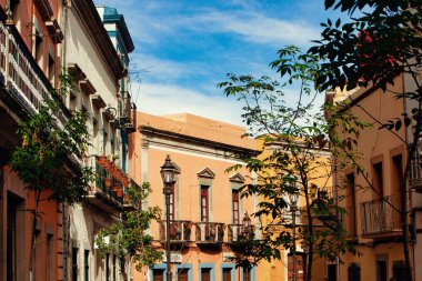 Guanajuato, Meksika. 24 Aralık 2008: Guanajuato, Meksika 'daki şehir evlerinde mimarlık ve cephe.