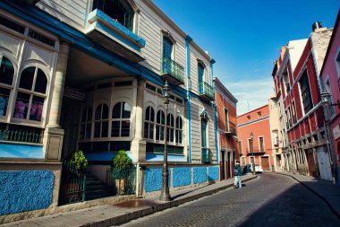 Guanajuato, Meksika. 24 Aralık 2008: Guanajuato, Meksika 'daki şehir evlerinde mimarlık ve cephe.