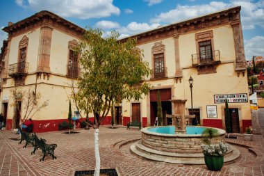 Guanajuato, Meksika. 24 Aralık 2008: Guanajuato, Meksika 'daki şehir evlerinde mimarlık ve cephe.