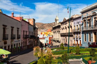 Guanajuato, Meksika. 24 Aralık 2008: Guanajuato, Meksika 'daki şehir evlerinde mimarlık ve cephe.