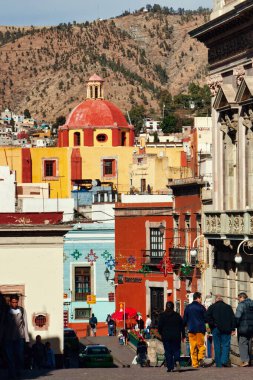 Guanajuato, Meksika. 24 Aralık 2008: Guanajuato, Meksika 'daki şehir evlerinde mimarlık ve cephe.