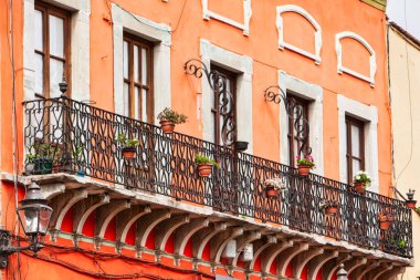 Guanajuato, Meksika. 24 Aralık 2008: Guanajuato, Meksika 'daki şehir evlerinde mimarlık ve cephe.