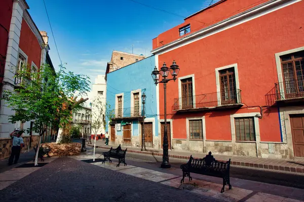 Guanajuato, Meksika. 24 Aralık 2008: Guanajuato, Meksika 'daki şehir evlerinde mimarlık ve cephe.