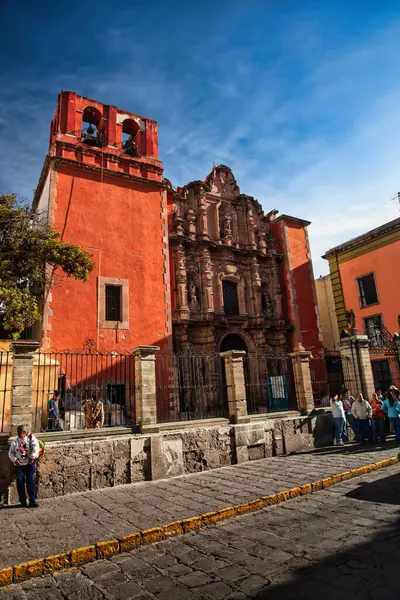 Guanajuato, Meksika. 24 Aralık 2008: Guanajuato, Meksika 'daki şehir evlerinde mimarlık ve cephe.