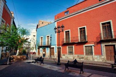 Guanajuato, Meksika. 24 Aralık 2008: Guanajuato, Meksika 'daki şehir evlerinde mimarlık ve cephe.